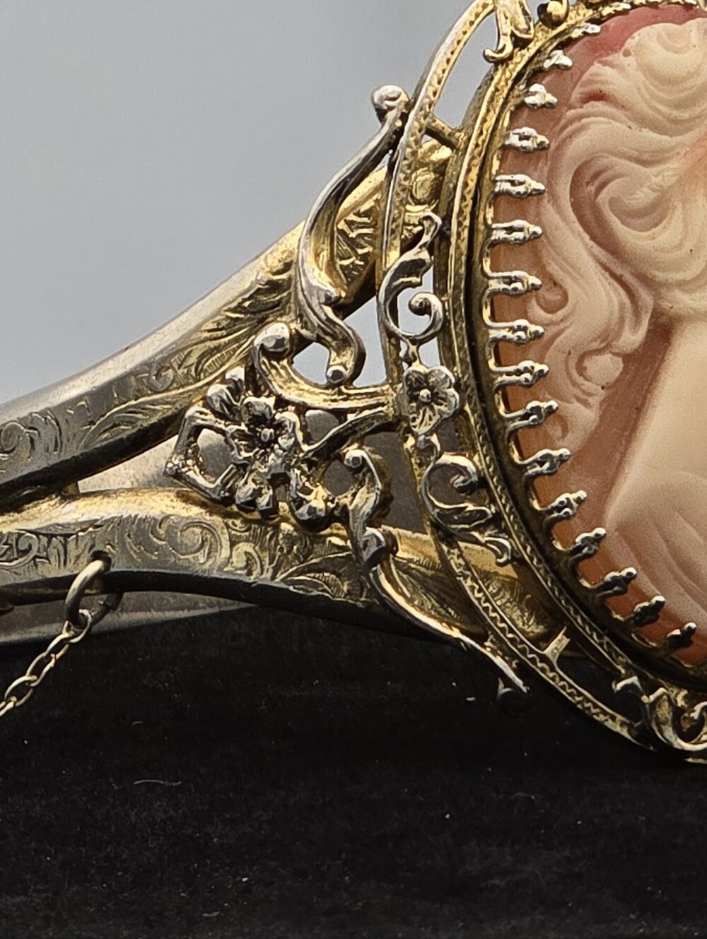 Vintage Signed Whiting & Davis Large Cameo Hinged Cuff Bracelet Good Condition - Picture 10 of 12